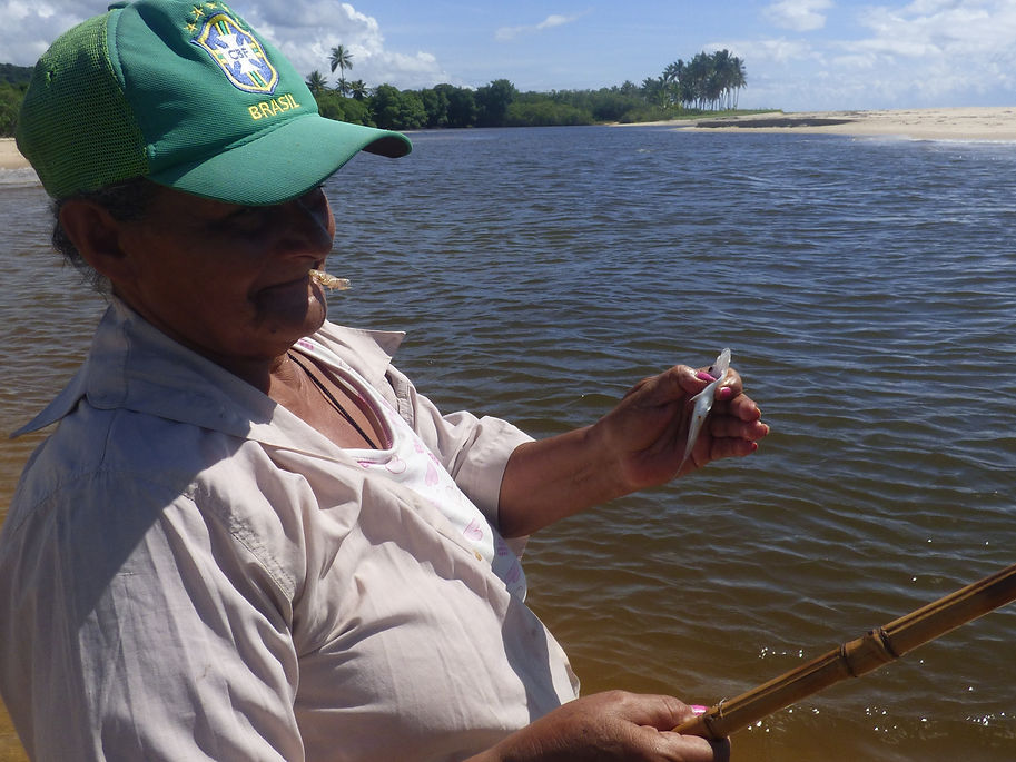 Foto 69 -Dona Paula com peixe.JPG